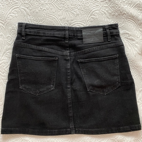 Calvin Klein black staple mini skirt, size small - Picture 3 of 3